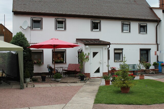 Haus Frontansicht - Die Ferienwohnung befindet sich im 1. Obergeschoß